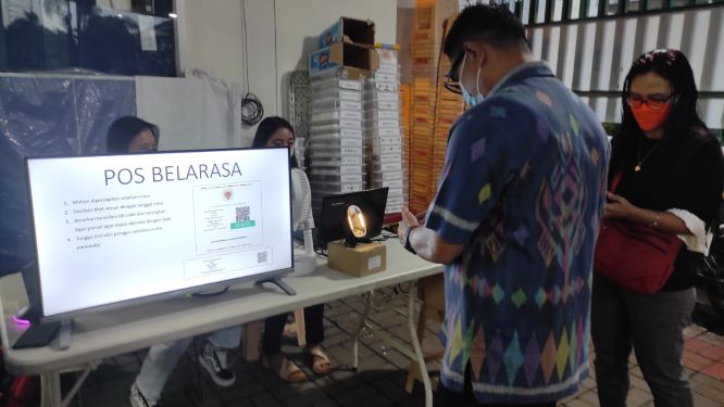 Uanat melakukan registrasi tiket Misa secara mandiri di Balai Metro--